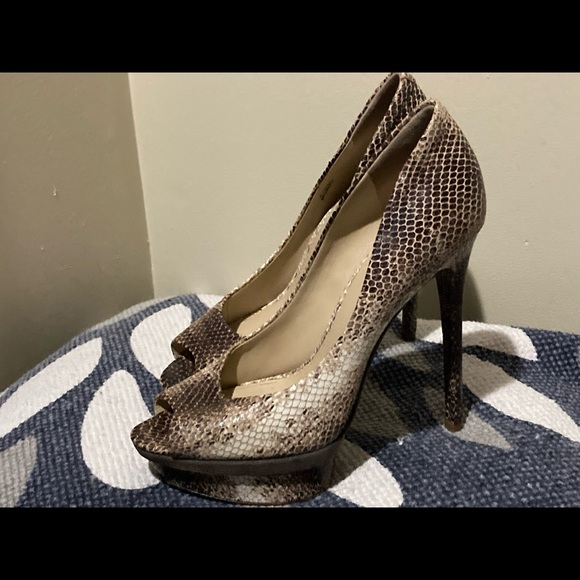 Brian Atwood Women’s peep toe platform python faux snake skin 8.5 US - Picture 2 of 5